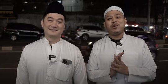 Potret Chef Arnold Pakai Baju Koko Curi Perhatian, Ikut Sahur Bareng Tretan Muslim