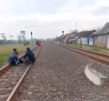 warga pemalang ngabuburit di rel kereta api