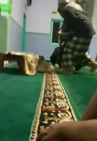 seorang kakek ngamuk di masjid marahi pemuda yang bangunkan sahur pakai toa