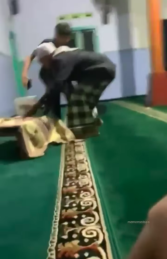 seorang kakek ngamuk di masjid marahi pemuda yang bangunkan sahur pakai toa