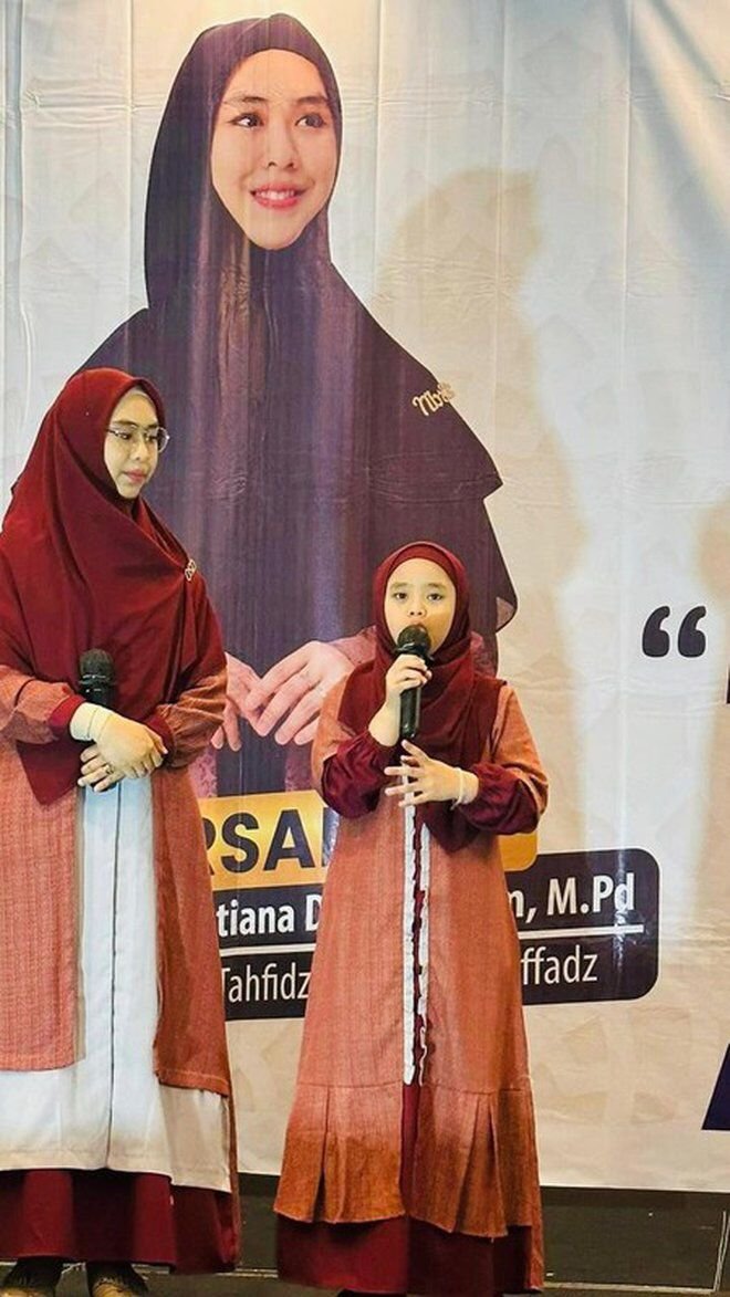 potret kedekatan oki setiana dewi dan putri sulungnya sering dakwah bareng