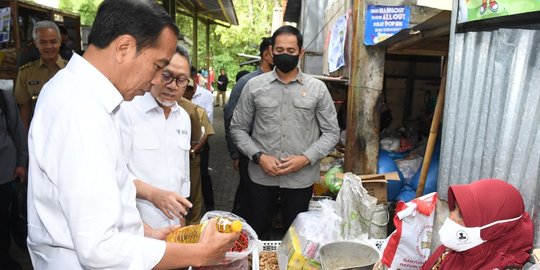 Blusukan ke Pasar Boyolali, Jokowi Serahkan Bansos Tunai ke Pedagang