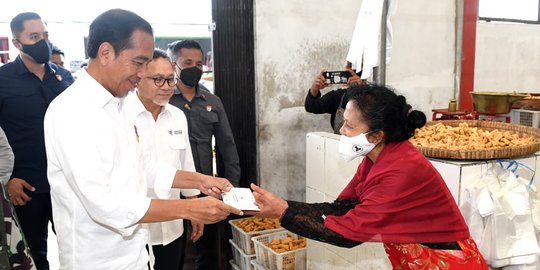 Cek Kebutuhan Pokok di Pasar Cepogo Jelang Lebaran, Jokowi: Harga Turun Semua