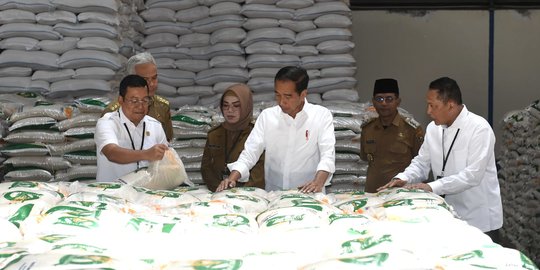 Jokowi Salurkan Bansos Beras 10 Kg ke 21,3 Juta Keluarga di Solo Raya