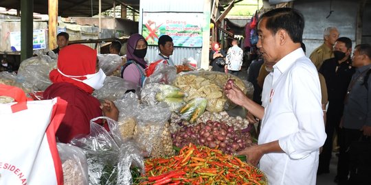 Jokowi Blusukan ke Pasar Legi: Harga Pangan Turun, Inflasi Semakin Kecil