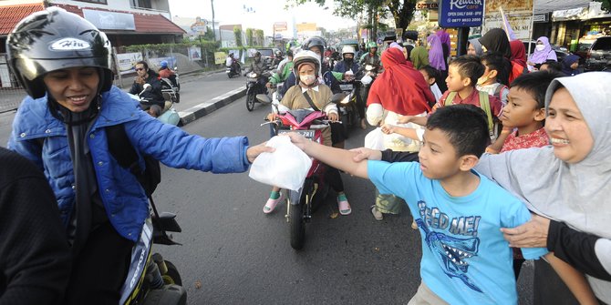 Mengajarkan Anak-Anak Saling Berbagi di Bulan Ramadan