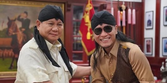 Gagahnya Menhan Prabowo Pakai Blankon "Jenderal Sudirman" Pemberian Gus Miftah