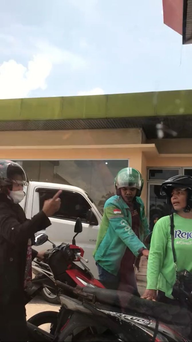 viral video ibu ibu serobot antrean di spbu disuruh mundur sampai motornya roboh