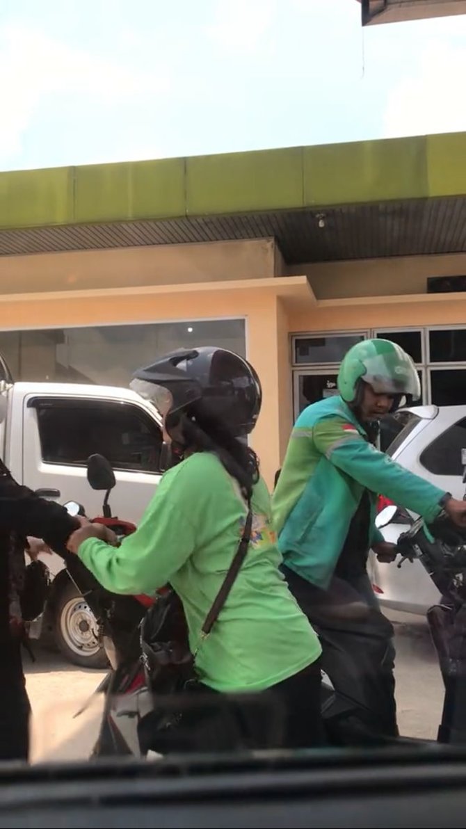 viral video ibu ibu serobot antrean di spbu disuruh mundur sampai motornya roboh