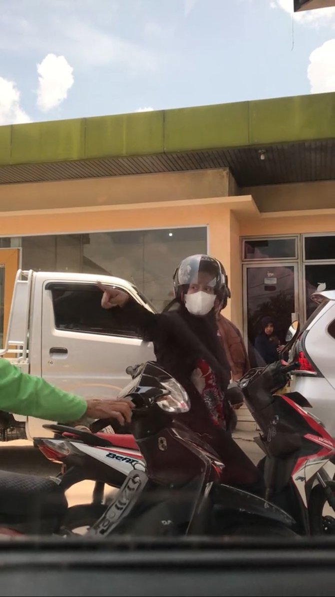 viral video ibu ibu serobot antrean di spbu disuruh mundur sampai motornya roboh