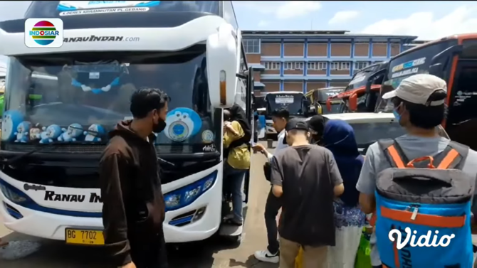 aktivitas pemudik mulai tampak di terminal induk kota bekasi