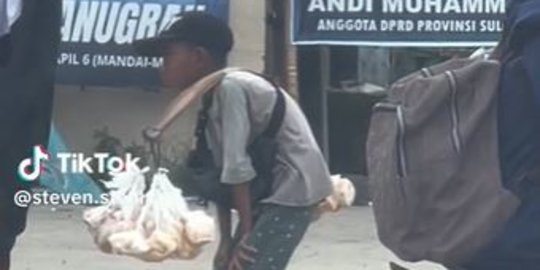 Bantu Kakak Jual Kelapa Muda, Respons Bocah Ini saat Dapat Bantuan Tuai Haru