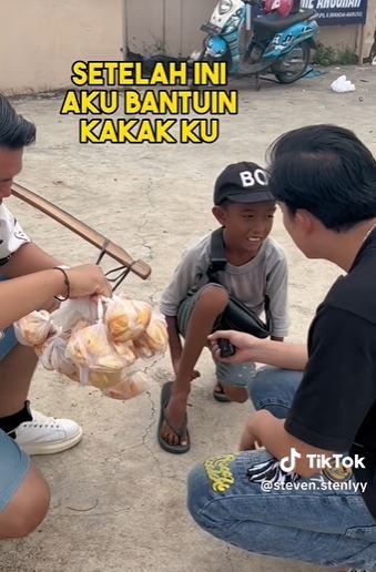 anak kecil jualan kelapa muda