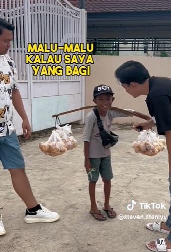 anak kecil jualan kelapa muda