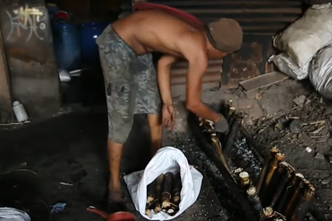 proses pembuatan lemang secara tradisional di jakarta pusat