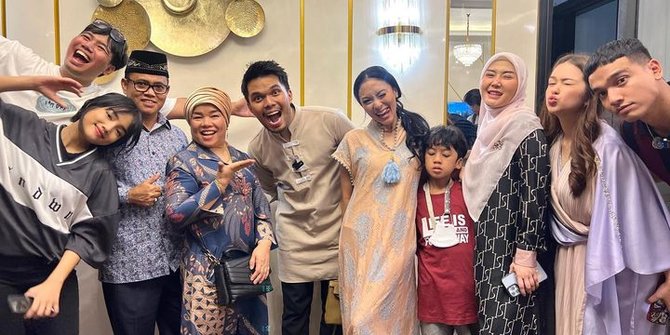 Gelar Bukber di Rumah Baru, Ini 6 Momen Kebersamaan Thariq Halilintar & Keluarga Fuji