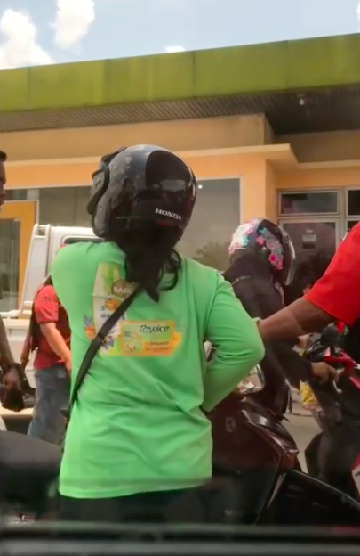 emak emak ngamuk di spbu karena antriannya direbut dorong motor sampai jatuh