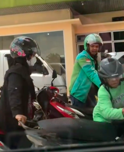 emak emak ngamuk di spbu karena antriannya direbut dorong motor sampai jatuh