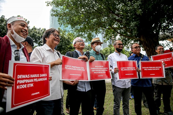 koalisi masyarakat sipil anti korupsi gelar aksi di kpk