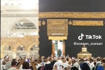 masya allah jamaah umroh dapat momen berharga pintu ka039bah dibuka ada raja salman