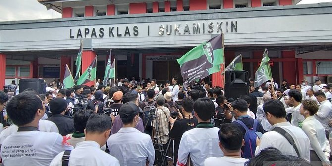 Jemput Anas Urbaningrum, Simpatisan Padati Sukamiskin bawa Bendera & Pengeras Suara