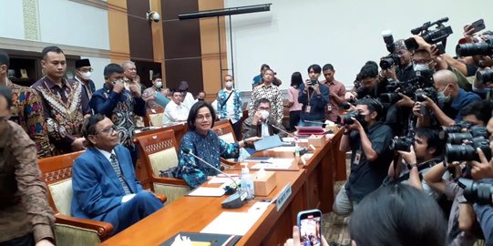 Mahfud dan Sri Mulyani Kompak Hadiri Rapat Lanjutan Transaksi Rp349 T di DPR