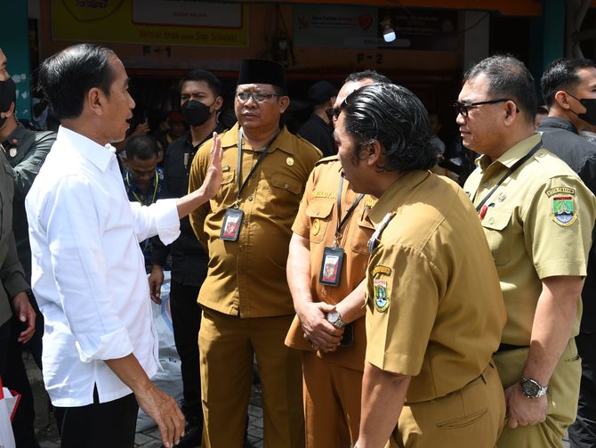 jokowi cek harga kebutuhan pokok di pasar kelapa