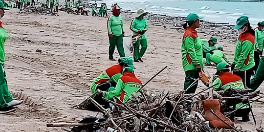 Pantai Kuta Bali Kembali Dipenuhi Sampah Kiriman