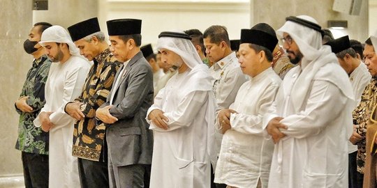 Jokowi dan Ganjar Satu Mobil dan Tarawih di Solo, Gibran: Kasih Panggung Pak Gubernur