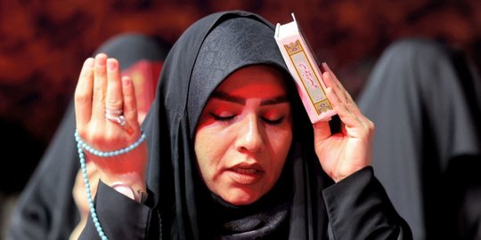 Bermunajat Itikaf di Masjid Iran Menyambut Keajaiban Lailatul Qadar