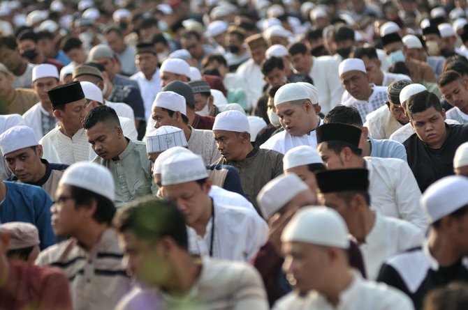 khusyuk salat idul fitri di jatinegara