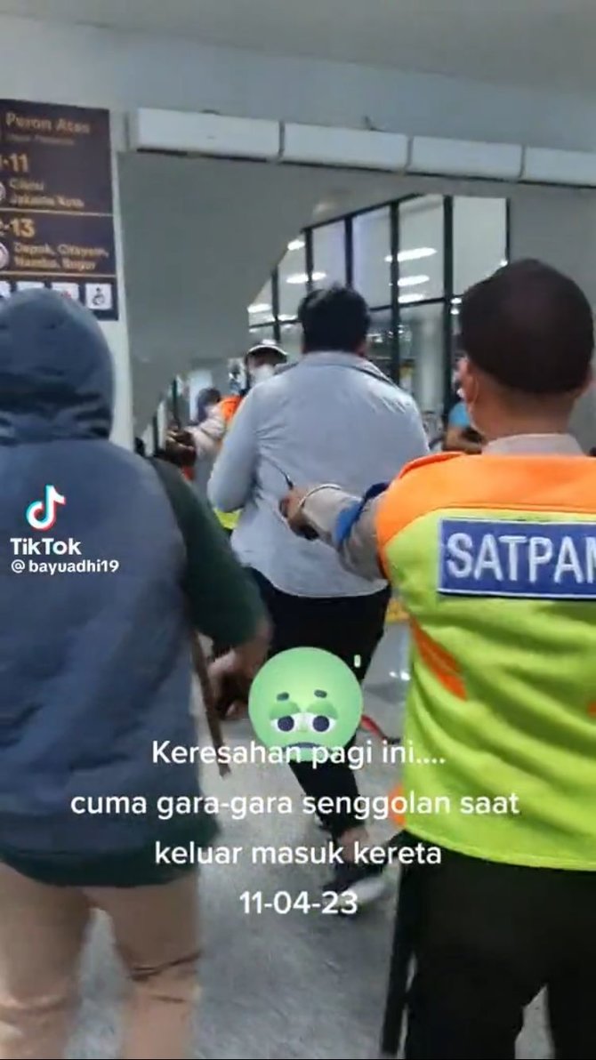 viral pria ngamuk di kereta hingga keluar gerbong alasannya bikin geleng kepala