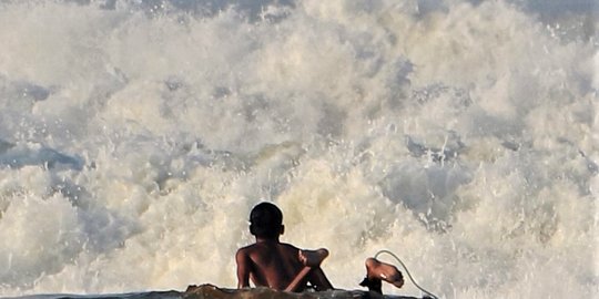 Gelombang Tinggi Berpotensi Landa Laut Jawa, BMKG Minta Warga Tak Berenang di Pantai