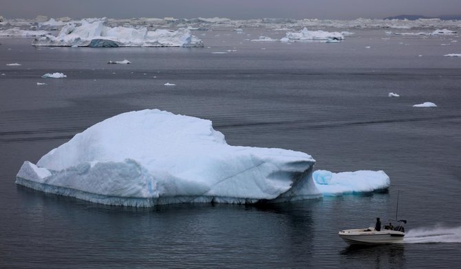 penampakan gunung es yang mencair di greenland