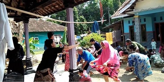 Mengenal Ngebuyu, Tradisi 'Membumikan' Bayi Baru Lahir di Lampung