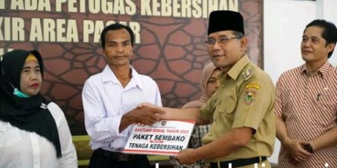 Pemkab Boyolali Bagikan Ratusan Sembako untuk Buruh Gendong, Ini Isinya