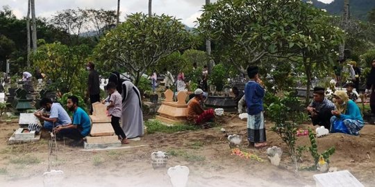 Potret Ziarah Kubur Kubro di Trenggalek, Tradisi Wajib Sebelum Lebaran