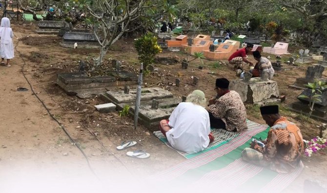 ziarah kubur kubro jelang ramadan dan idul fitri di desa tasikmadu trenggalek