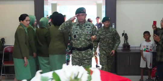 Wajah Sendu Letjen Maruli Simanjuntak di Persemayaman Prajurit TNI Gugur di Papua