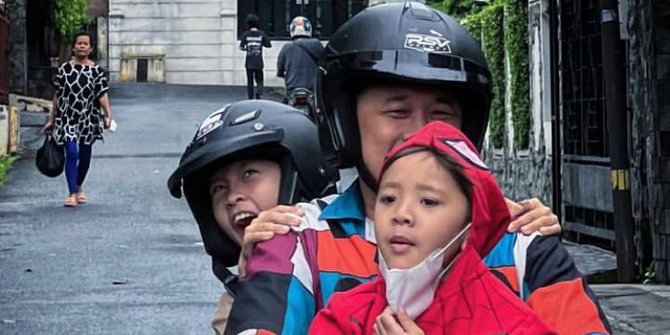 Seperti Bapak-Bapak Lain, Begini Potret Hanung Bramantyo Momong Anak Naik Motor