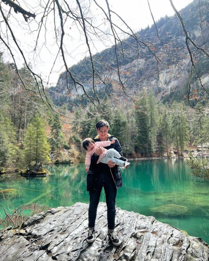 jadi impian bersama intip keseruan keluarga caesar hito di lake blausse swiss