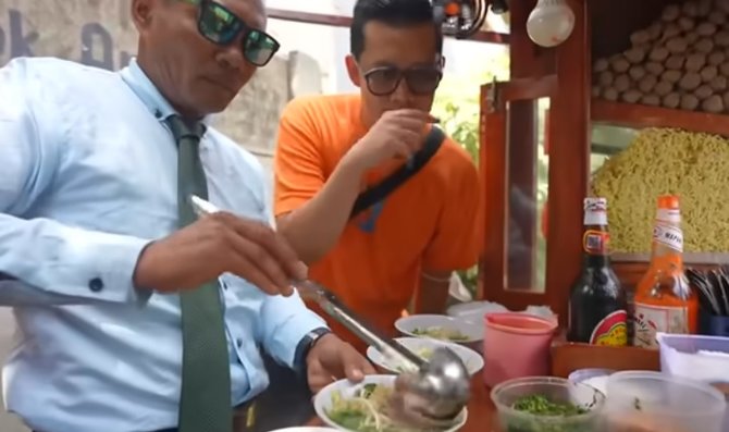 pedagang bakso nyentrik