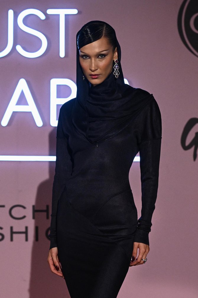 bella hadid berkerudung di acara fashion jelang piala dunia qatar