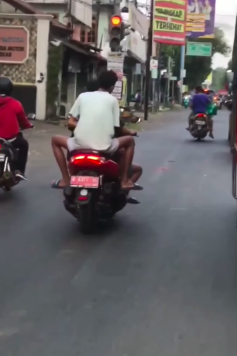 motor dinas baru kades jepara dipakai bonceng tiga tak pakai helm di jalan raya