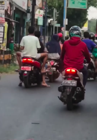 motor dinas baru kades jepara dipakai bonceng tiga tak pakai helm di jalan raya