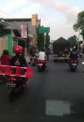 motor dinas baru kades jepara dipakai bonceng tiga tak pakai helm di jalan raya