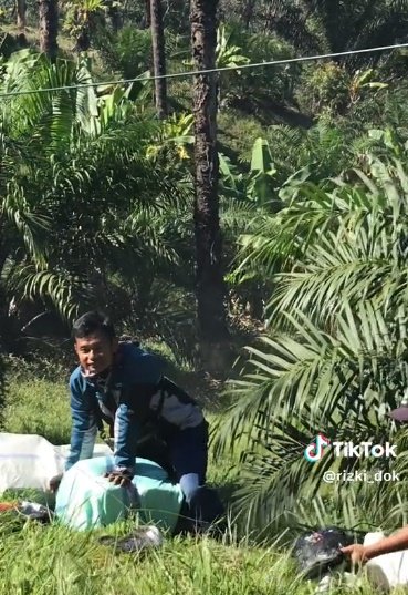 kurir selamatkan paket saat motor terbakar