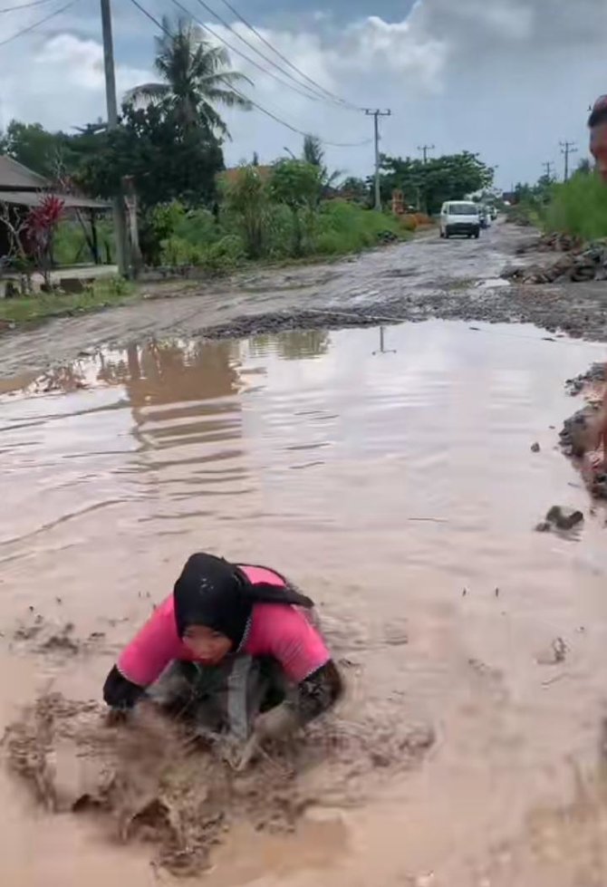 jadi sorotan ini deretan potret jalanan rusak di lampung