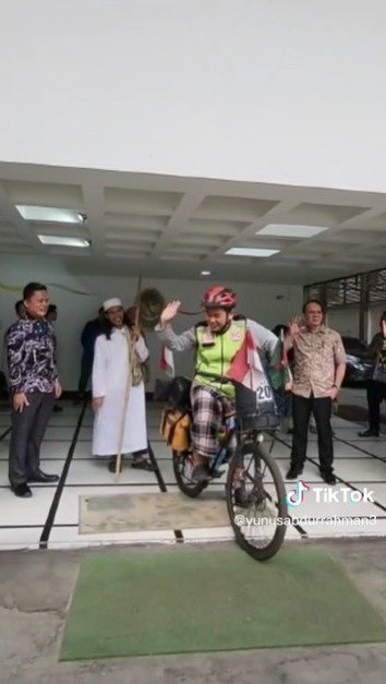 kisah pak yunus naik haji gowes sepeda dari malang kini telah sampai oman