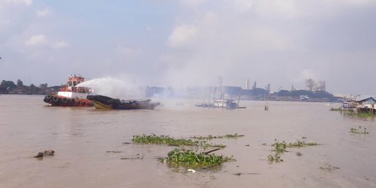 Kapal Jukung Terbakar di Sungai Musi, 38 Ton Beras Hangus